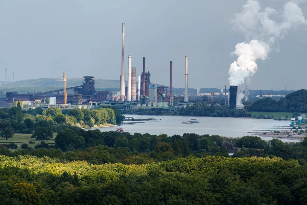 Industrieanlage am Wasser im Duisburger Hafenrevier