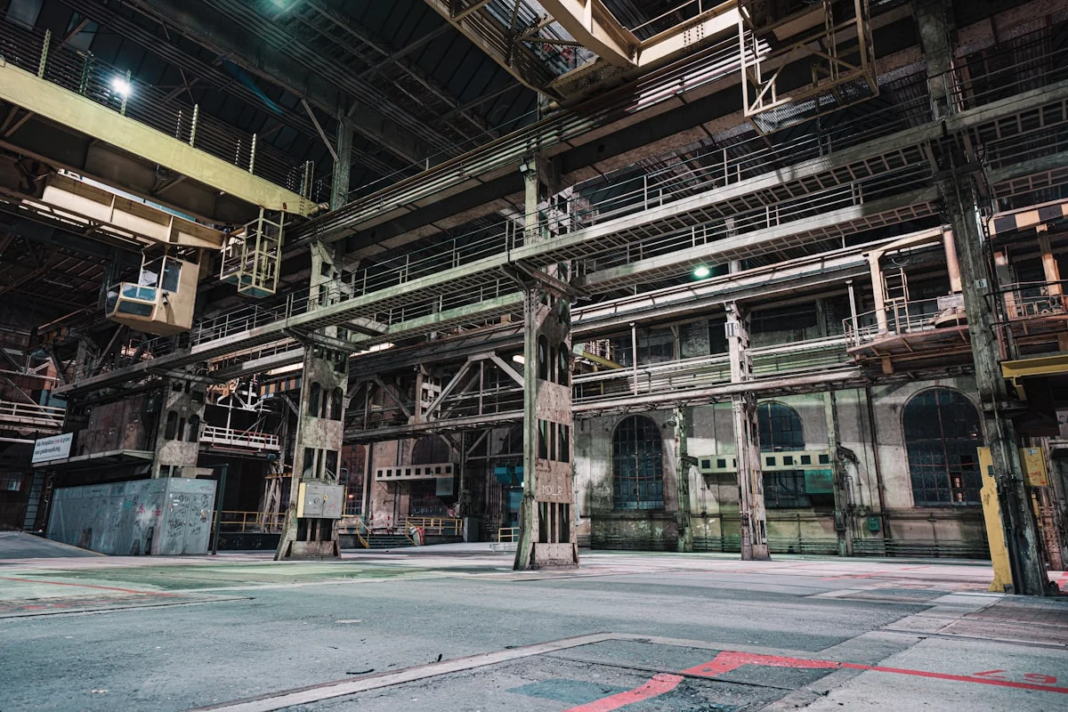 Großes Industriegebäude mit Rohrleitungen