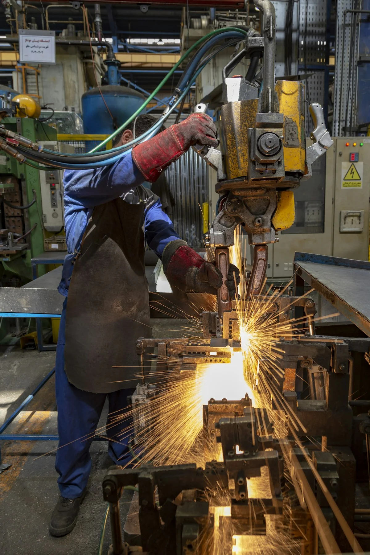 Mitarbeiter arbeitet an einer Maschine in der Fabrik