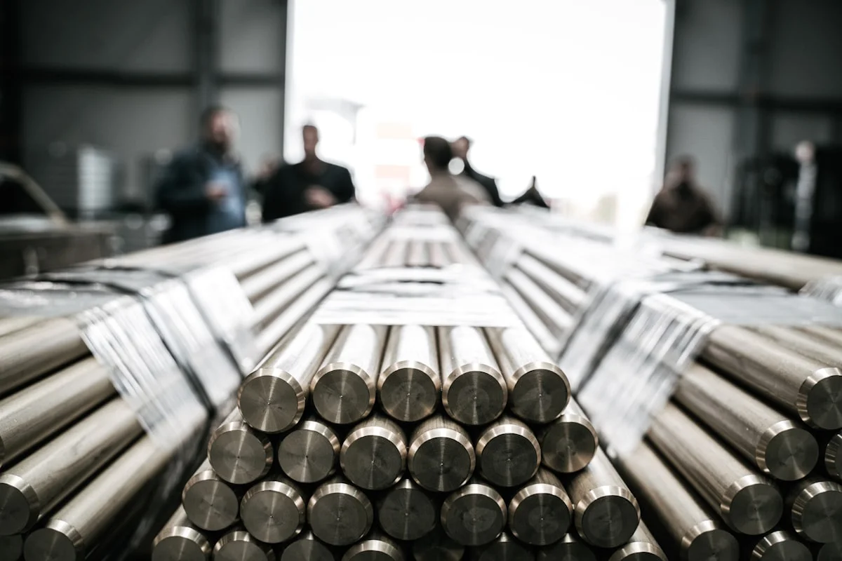 Personen an einem Materiallager auf einer Industriebaustelle